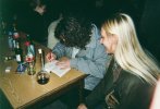 Karli Witzko signiert flei�ig seine 'Gassengeschichte'